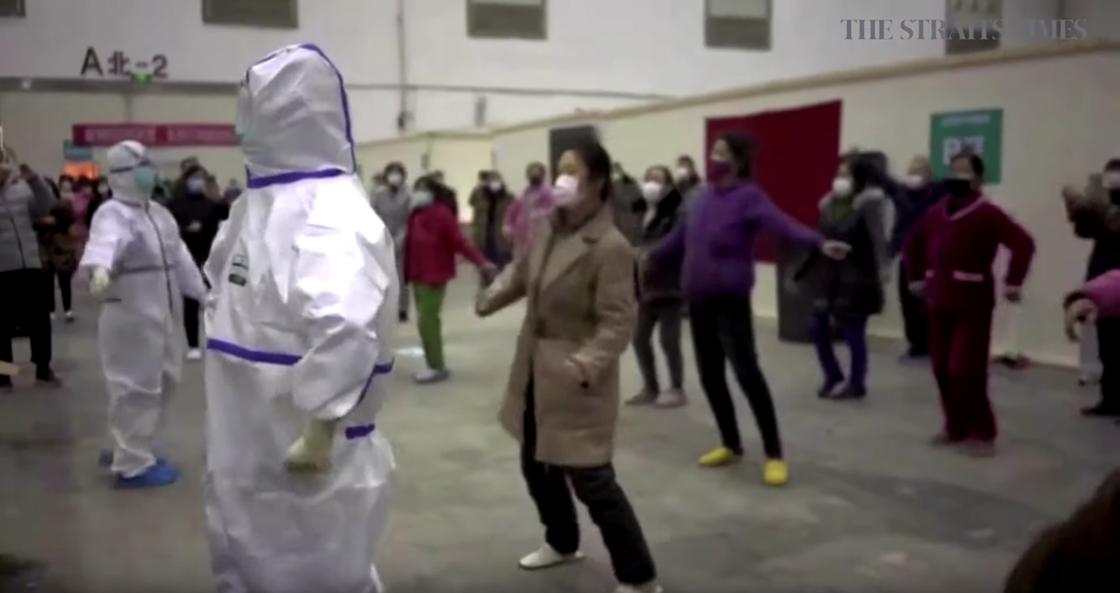 Bac si Vu Han cung benh nhan virus corona mua dieu 'Nhung bong hoa do' hinh anh