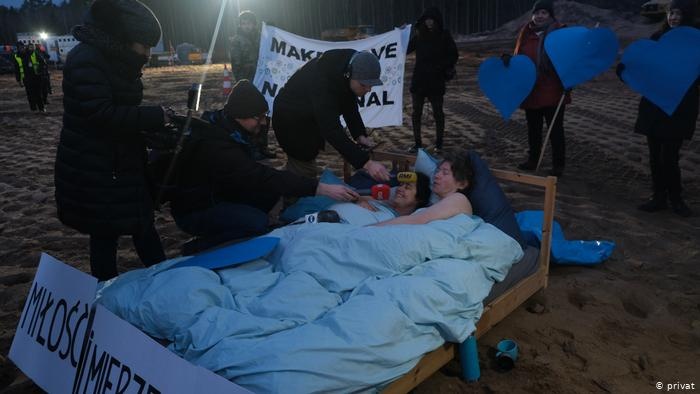 cap doi Ba Lan nam khoa than de phan doi xay kenh dao anh 5