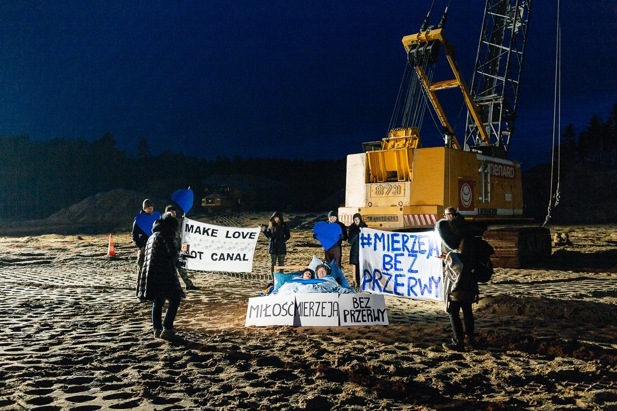 cap doi Ba Lan nam khoa than de phan doi xay kenh dao anh 7