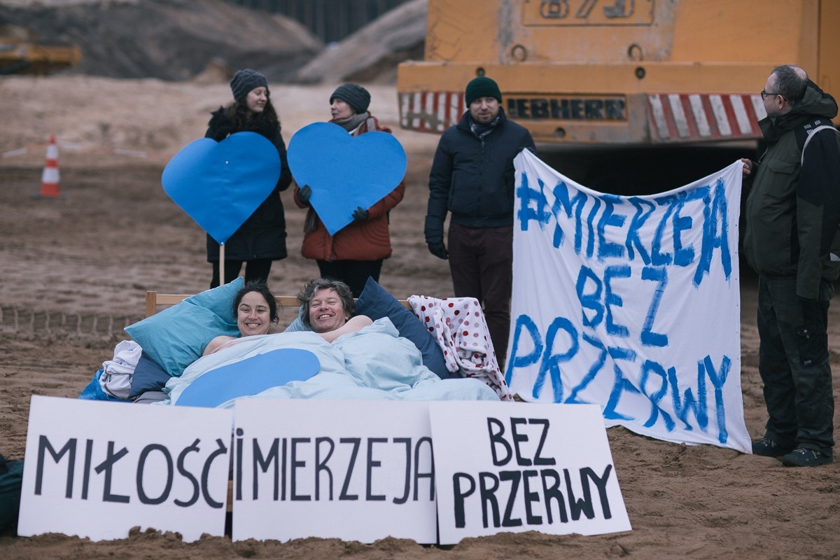 Cap doi Ba Lan nam khoa than giua cong truong de phan doi xay kenh dao hinh anh