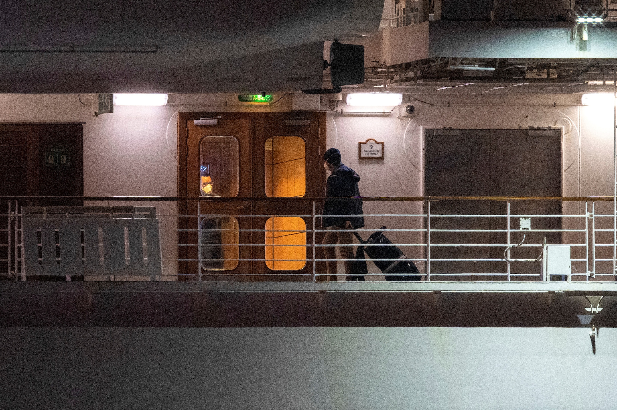 hanh khach du thuyen Nhat phan no anh 1