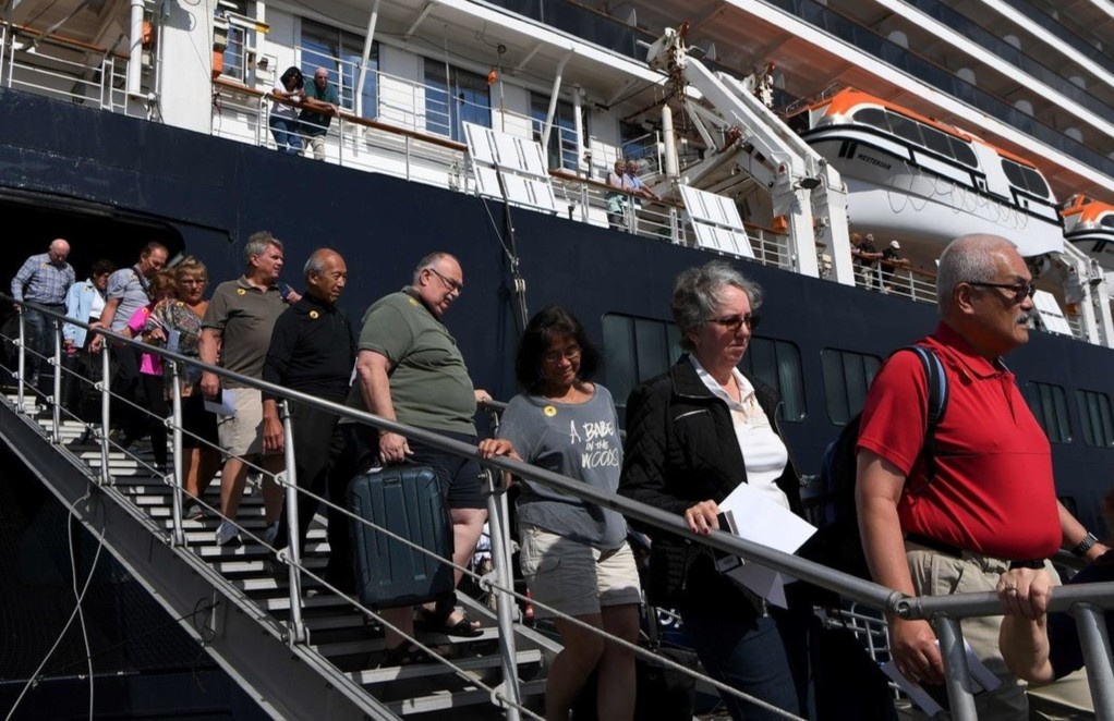 Sau 2 tuan ket tren du thuyen, khach ve que bi cach ly them 14 ngay hinh anh