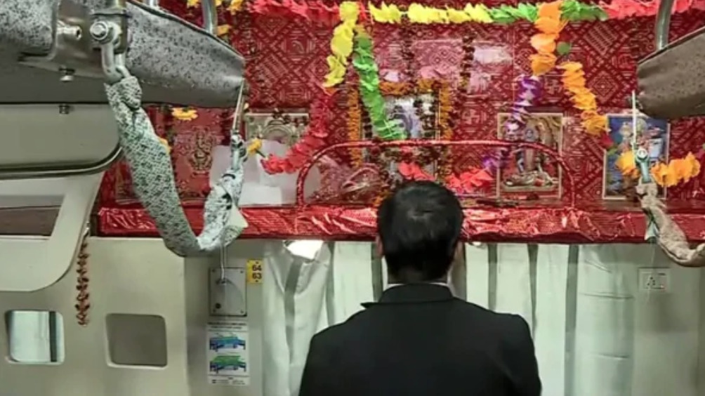 Tranh cai o An Do vi ‘dua than Shiva len tau’ hinh anh