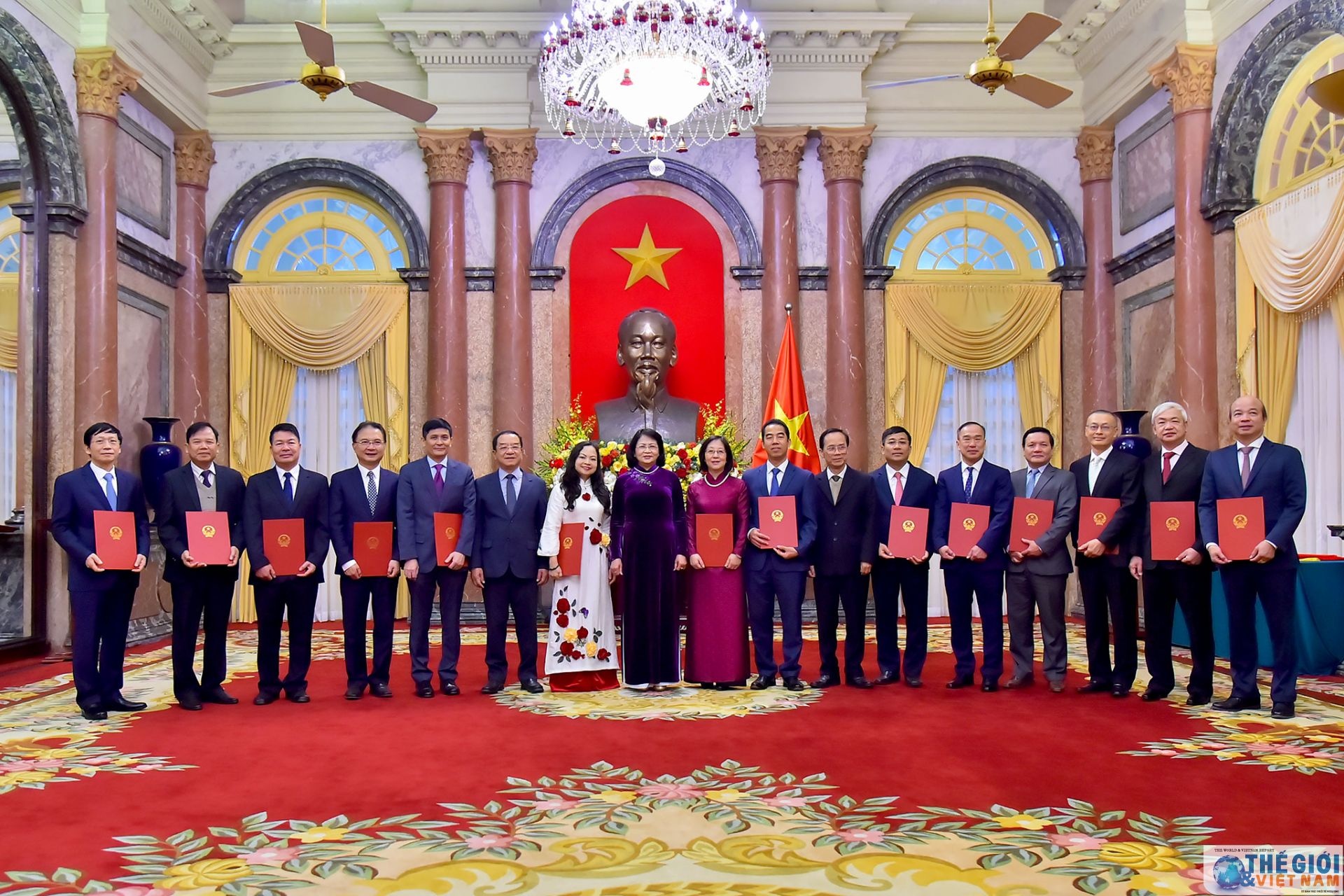 Viet Nam trao quyet dinh phong ham Dai su cho can bo ngoai giao hinh anh