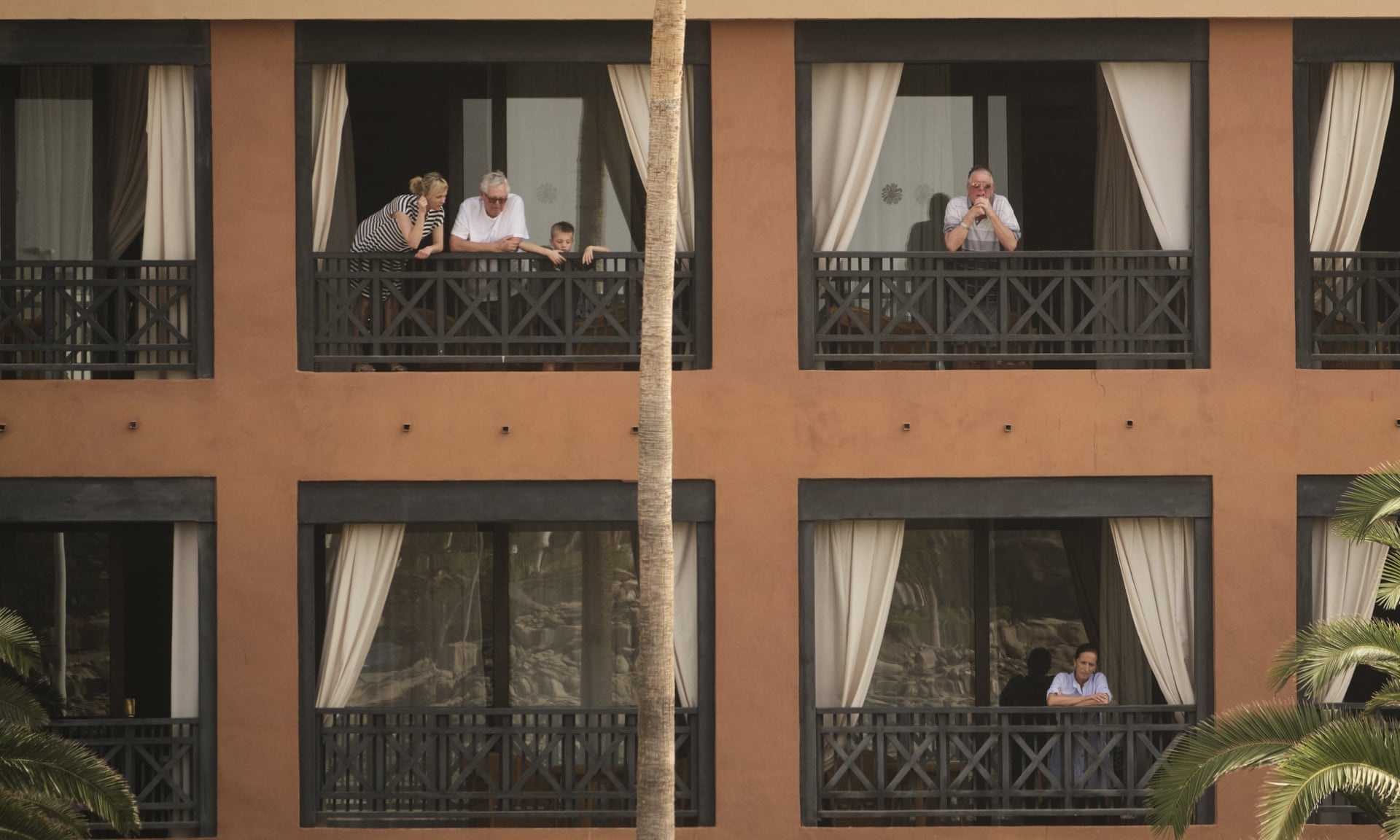 1.000 nguoi bi phong toa trong khach san o Tay Ban Nha vi virus corona hinh anh