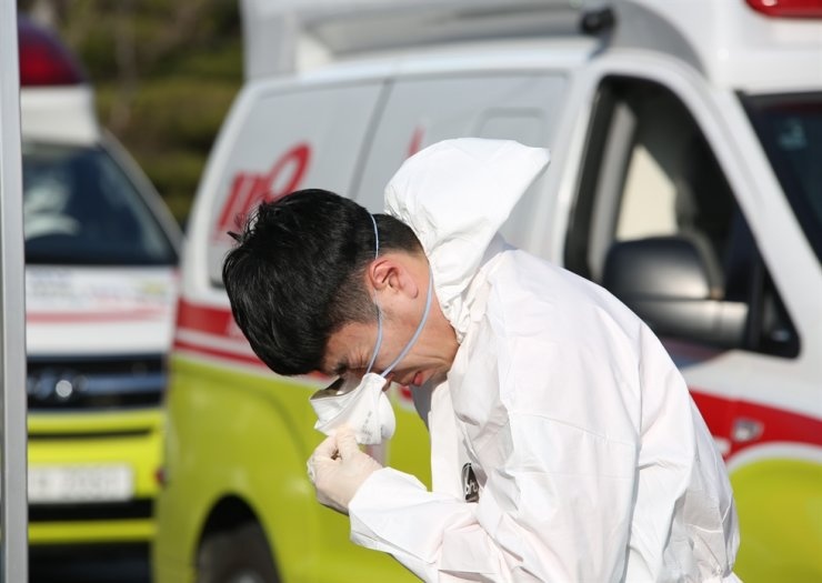 Y bac si Daegu kiet suc, cau cuu xin nguoi ho tro hinh anh