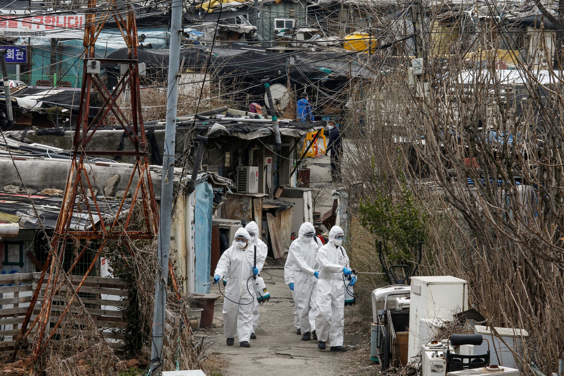 Lo doi tu qua tin nhan canh bao, nguoi nhiem Covid-19 bi ky thi o Han hinh anh