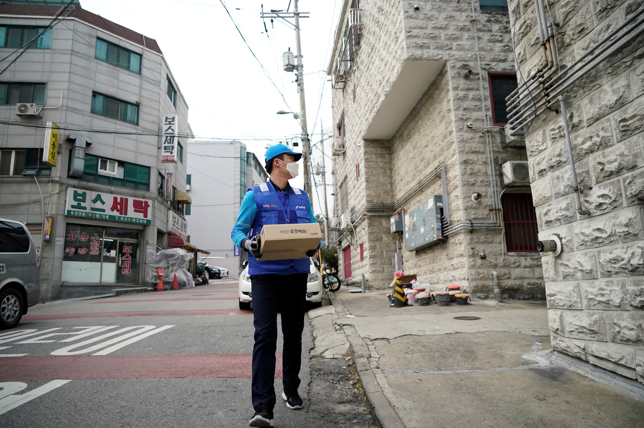 nguoi nhiem Covid-19 bi ky thi o Han anh 2