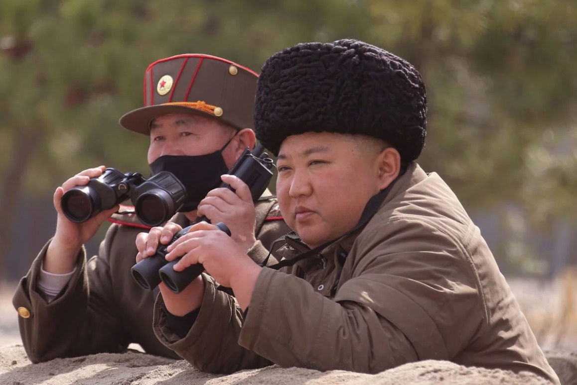 Ong Kim Jong Un khong deo khau trang di thi sat tap tran phao binh hinh anh