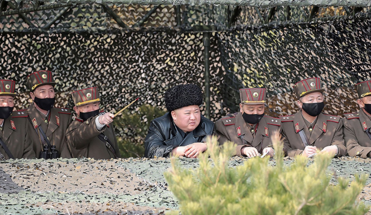 Kim Jong Un thi sat tap tran phao binh anh 1