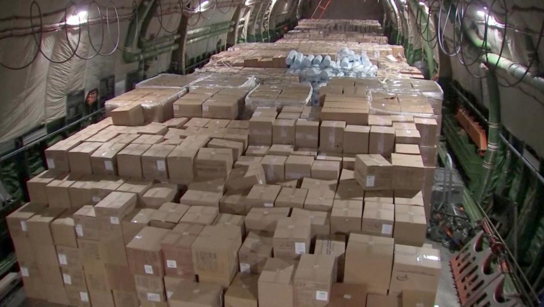 Nga dieu may bay vien tro y te den My giup chong dich hinh anh