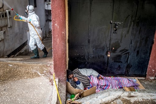 Ca the gioi duoc khuyen 'o nha', chi con nguoi vo gia cu ngoai duong hinh anh