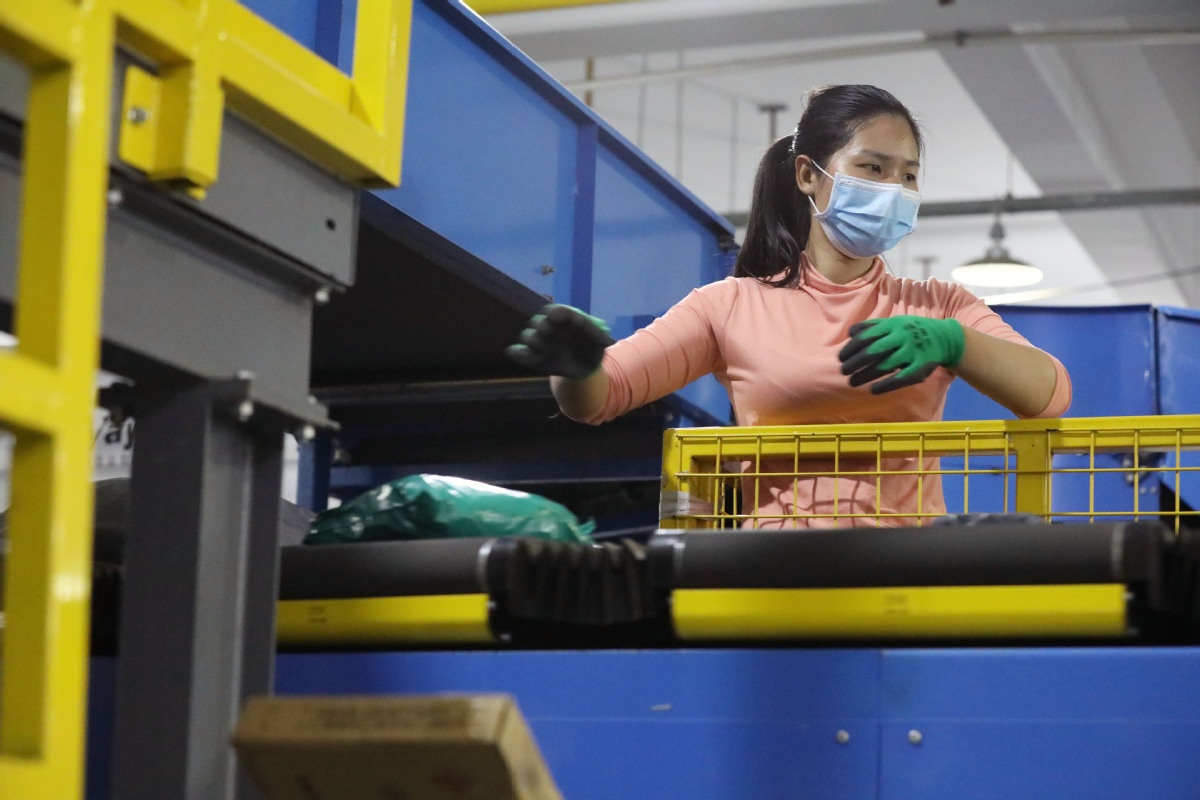 So ca Covid-19 moi giam manh, Trung Quoc bat dau khoi phuc kinh te hinh anh