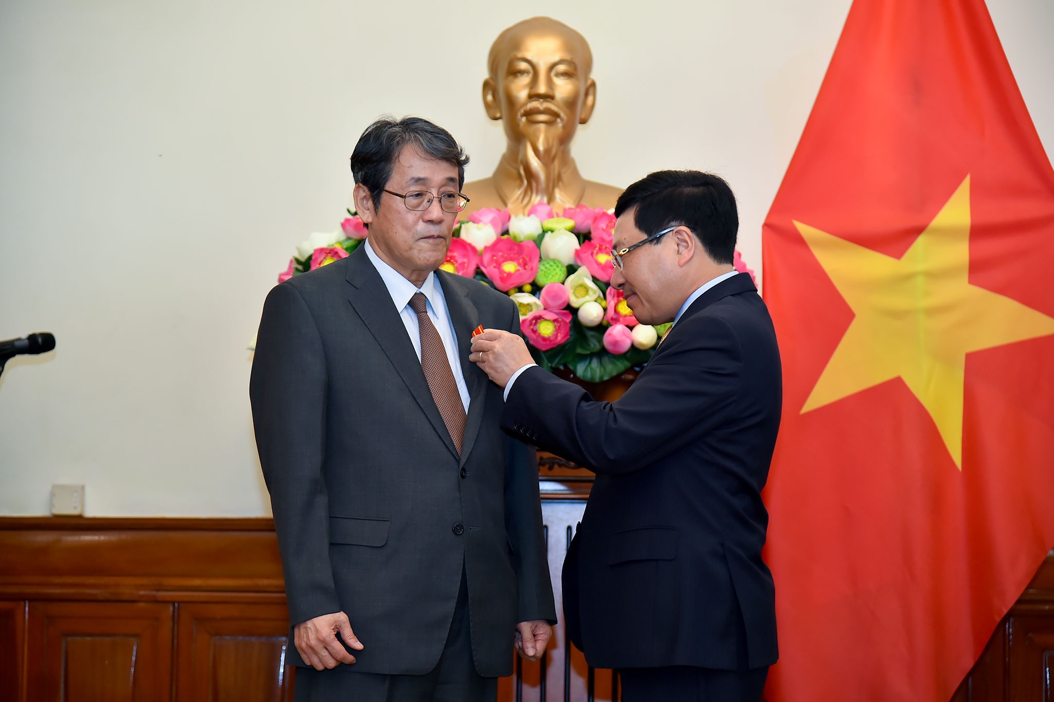 Trao tang Huan chuong Huu nghi cho Dai su Nhat hinh anh