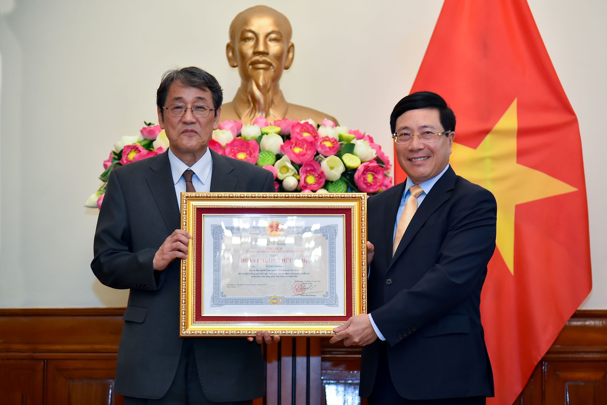 trao Huan chuong Huu nghi cho Dai su Nhat Ban anh 4