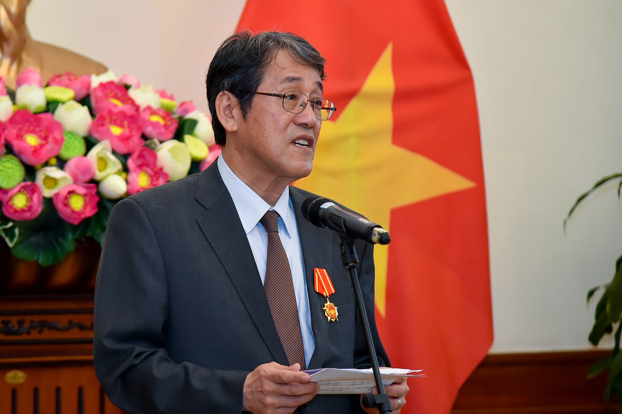 trao Huan chuong Huu nghi cho Dai su Nhat Ban anh 6