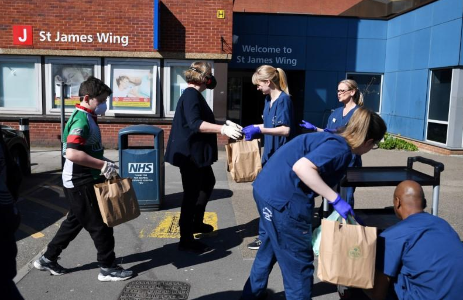 560.000 tinh nguyen vien dang ky giup chong dich tai Anh hinh anh