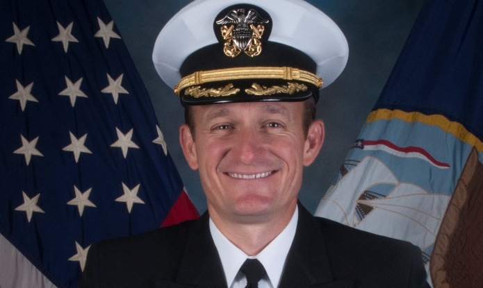 Chi huy tau san bay Theodore Roosevelt mat chuc sau buc thu bom tan hinh anh