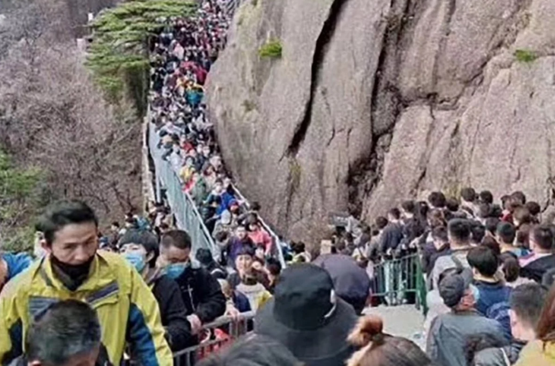 Dich chua qua, nguoi Trung Quoc da do xo len nui dip le Thanh Minh hinh anh