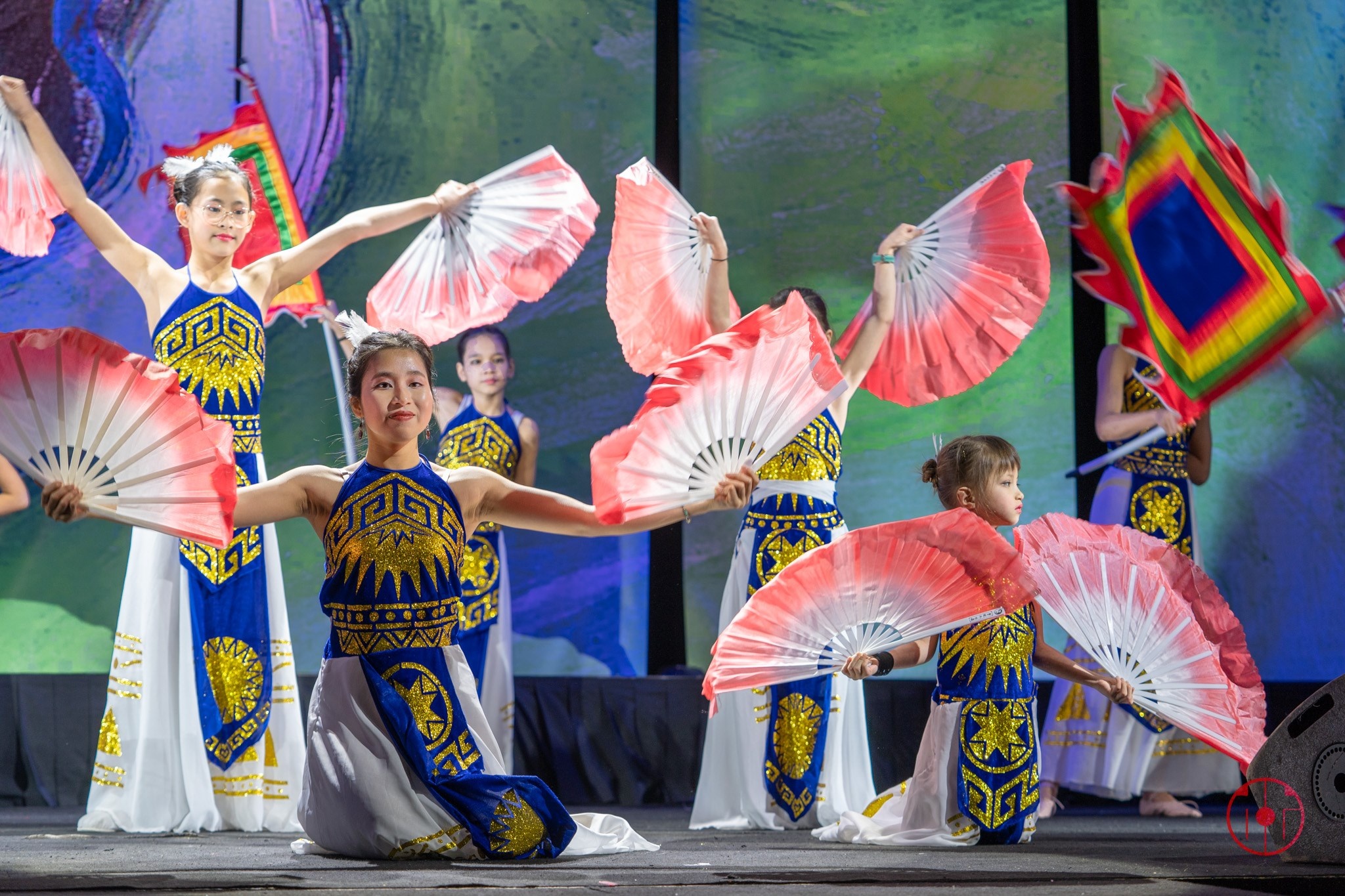 Nguoi Viet tai Phap ung ho 5.500 USD chong dich hinh anh