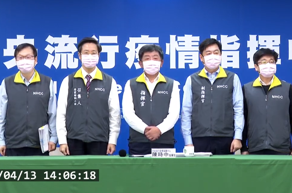 Quan chuc Dai Loan dong loat deo khau trang hong de chung to nam tinh hinh anh