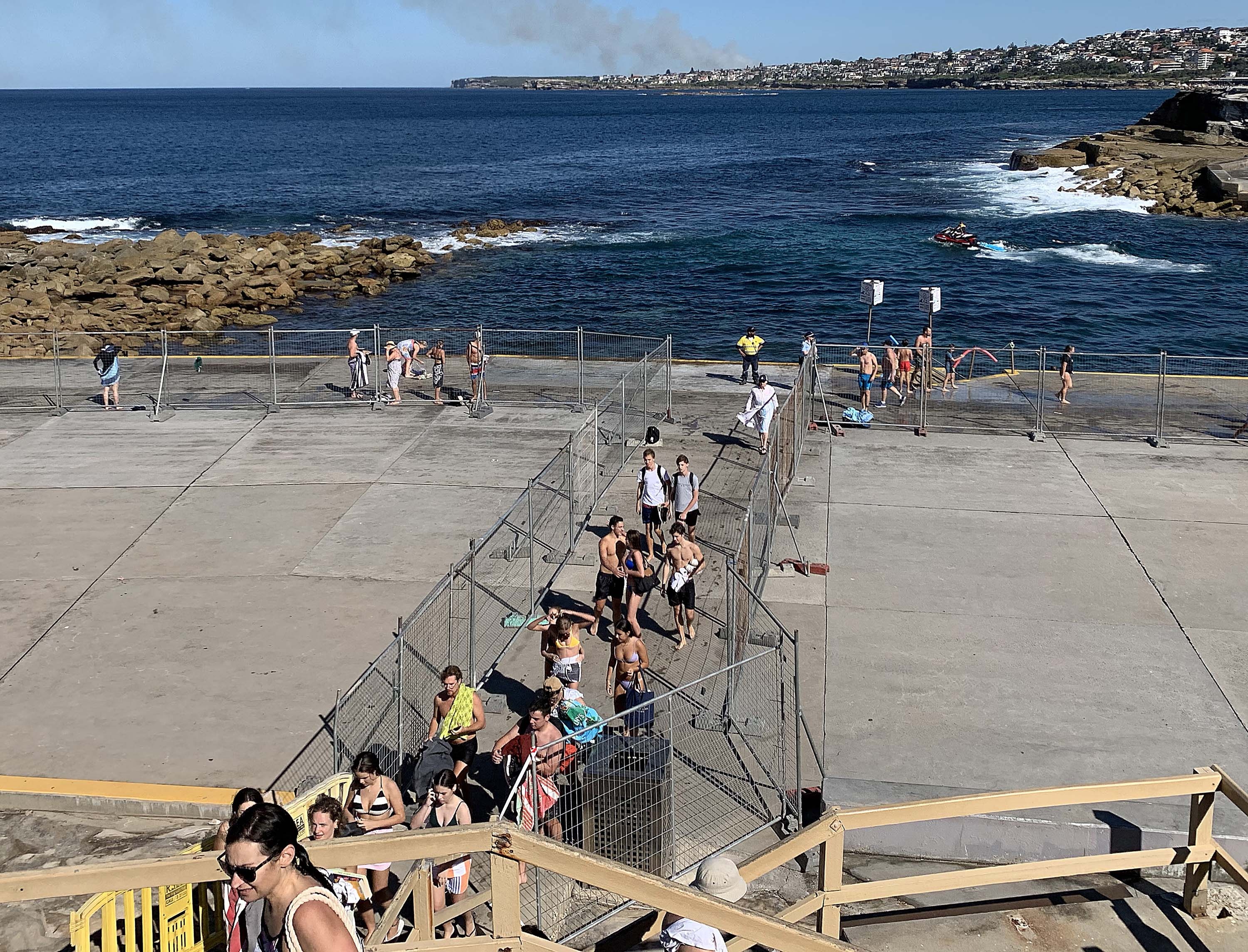 Sydney vua mo cua bai bien da phai dong lai vi dan ua ra dong duc hinh anh