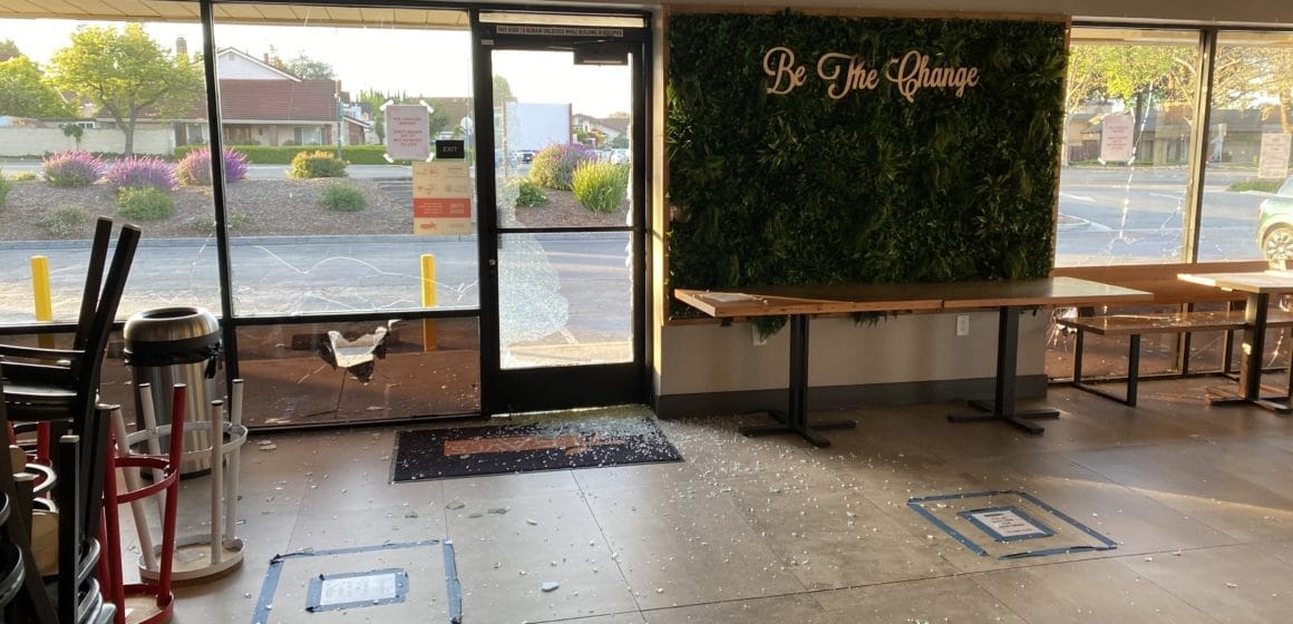 loạt cửa hàng của người Việt bị đập phá ảnh 1 loat cua hang cua nguoi Viet bi dap pha anh 1