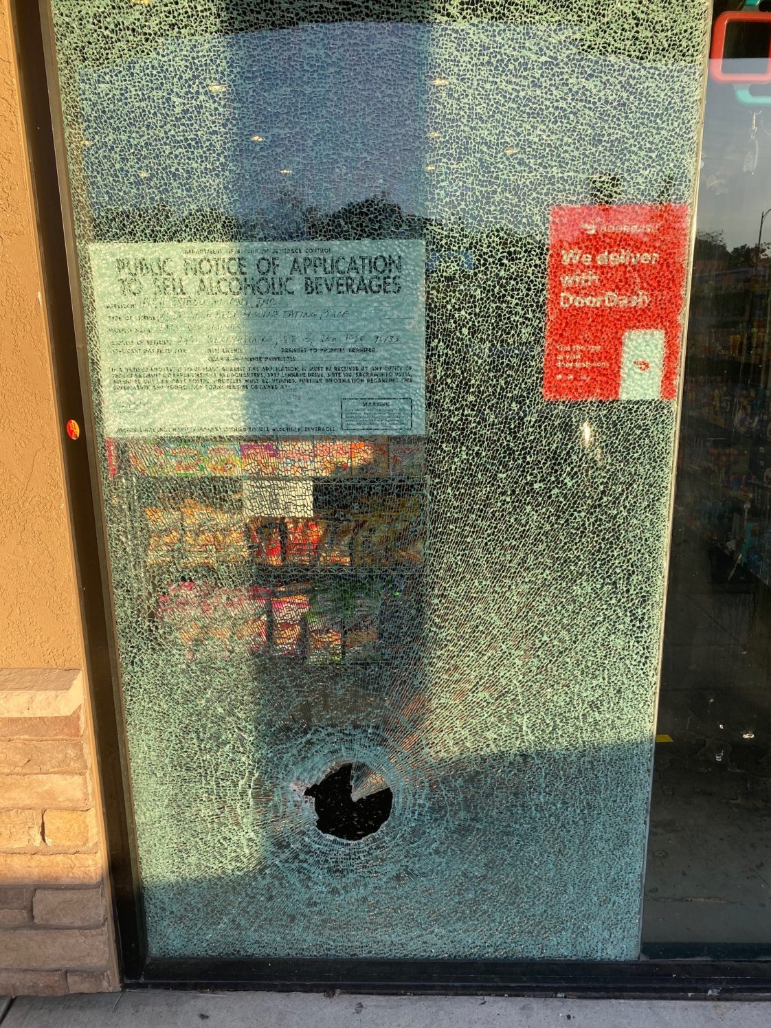 loạt cửa hàng của người Việt bị đập phá ảnh 2 loat cua hang cua nguoi Viet bi dap pha anh 2