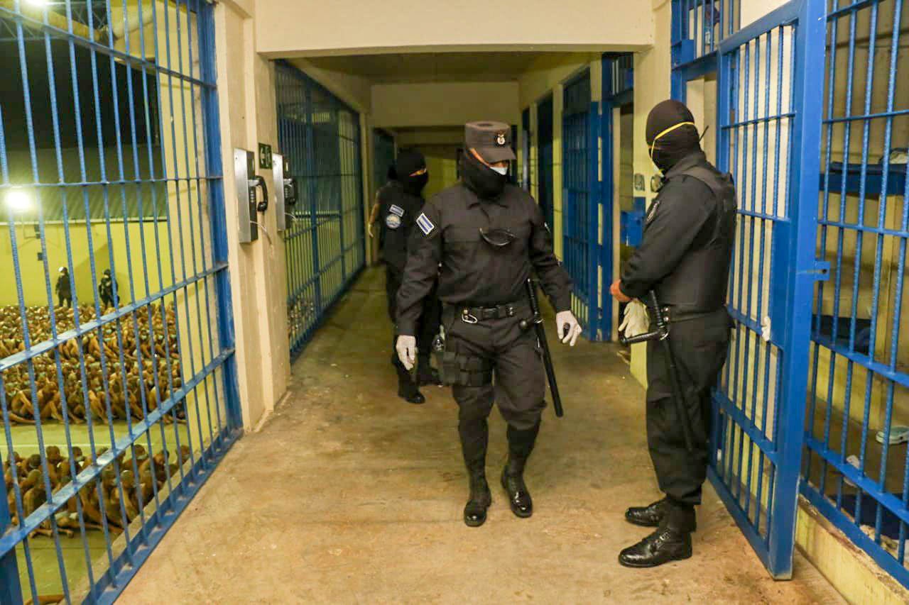 Tu nhan o El Salvador bi nhoi nhet bat chap dich benh hinh anh