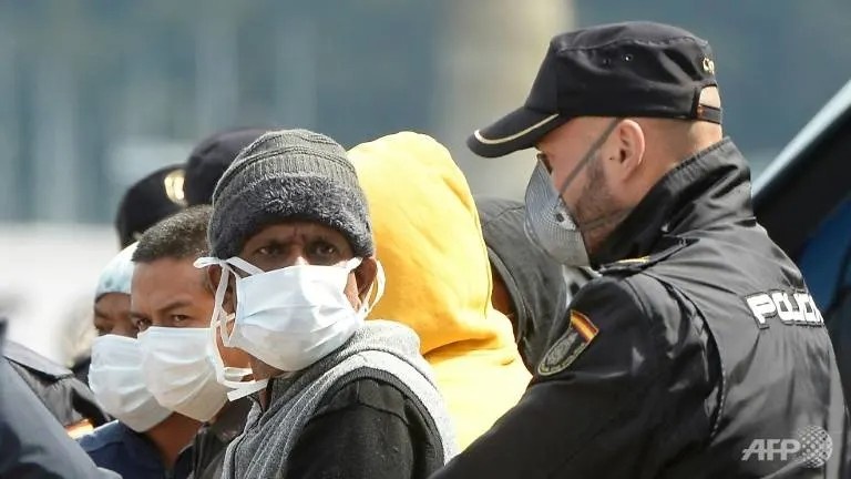 Canh sat Tay Ban Nha chan 'tau me' buon lau 4 tan ma tuy, bat 28 nguoi hinh anh