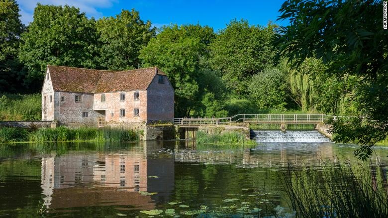 Nha may bot mi 1.000 nam tuoi hoat dong tro lai giua dich Covid-19 hinh anh