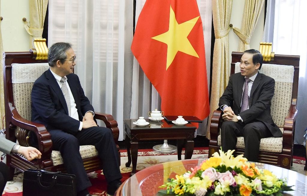 Viet Nam trao khau trang y te cho Nhat Ban anh 1