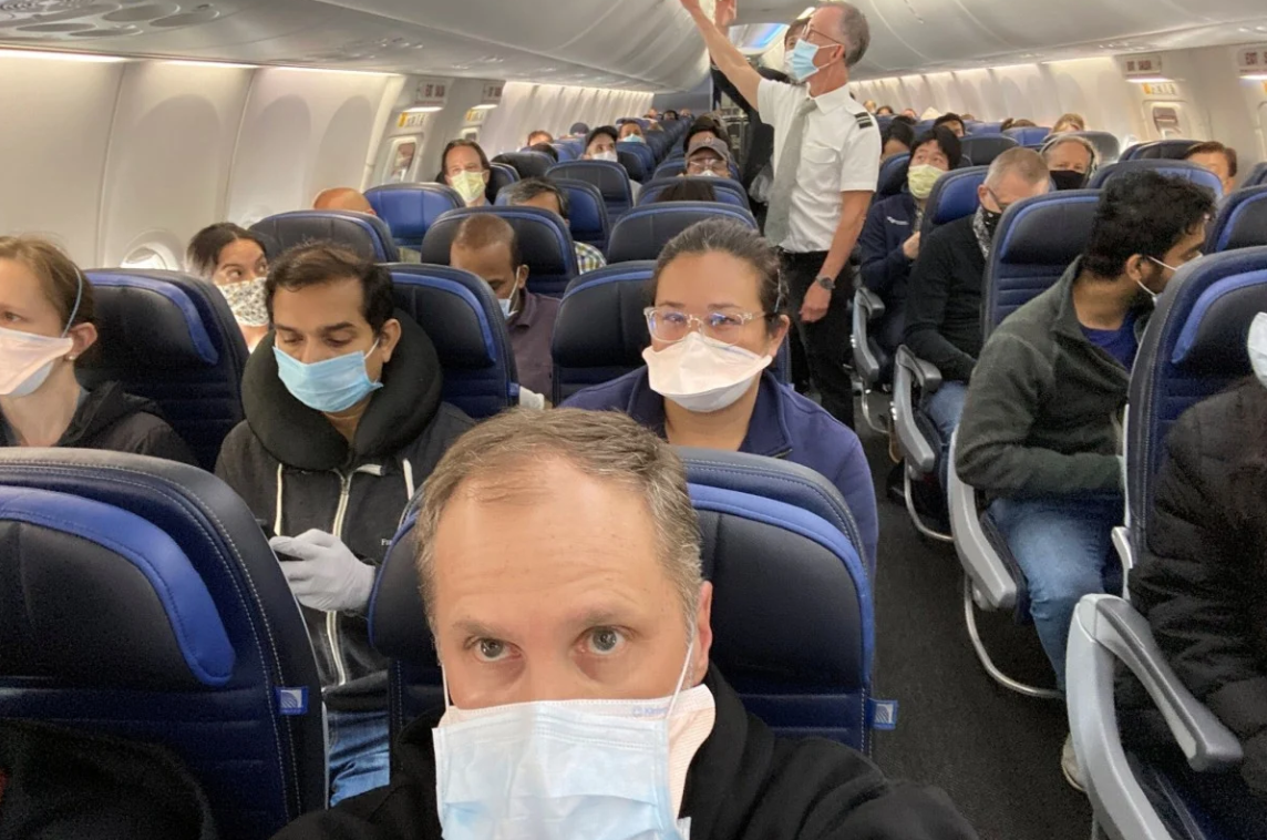 Buc anh gay soc ve viec gian cach tren may bay thoi dich hinh anh