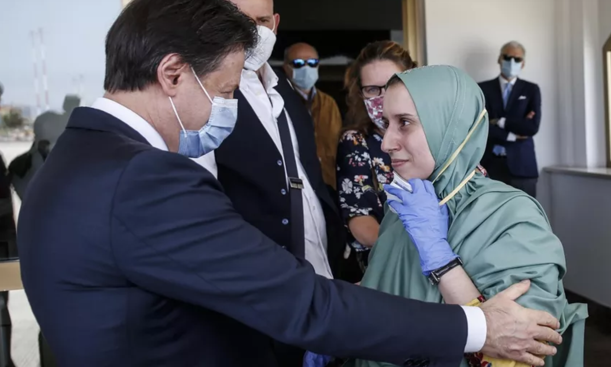 Co gai bi bat coc duoc tha ve nuoc nhung gay tranh cai o Italy hinh anh