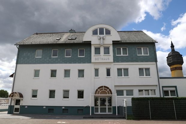 Hon 100 nguoi nhiem virus corona sau khi di nha tho o Duc hinh anh