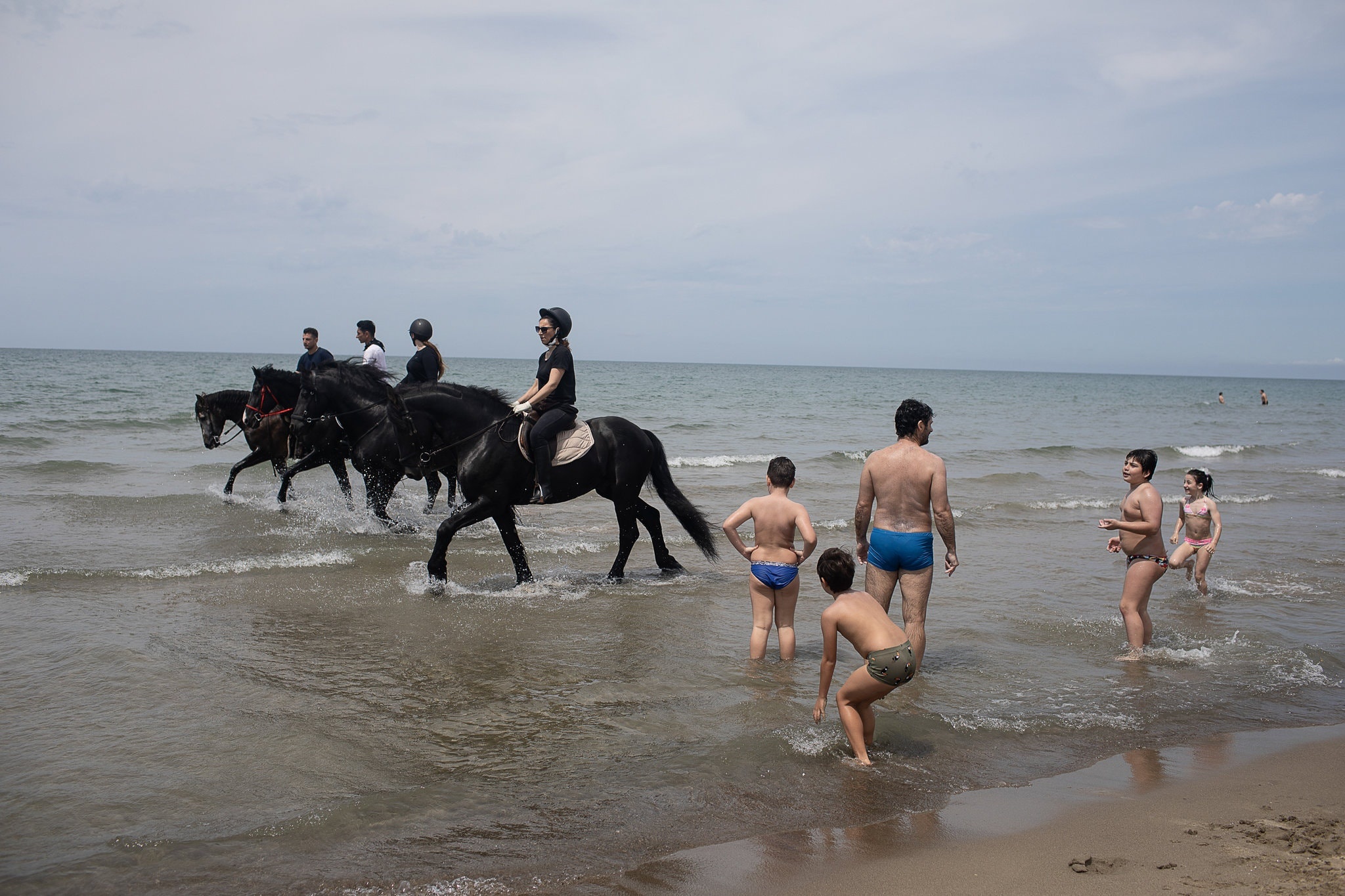 nguoi Italy do ra bien anh 3