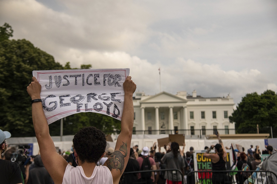 TT Trump khen ngoi mat vu My vi dung cho du chan nguoi bieu tinh hinh anh