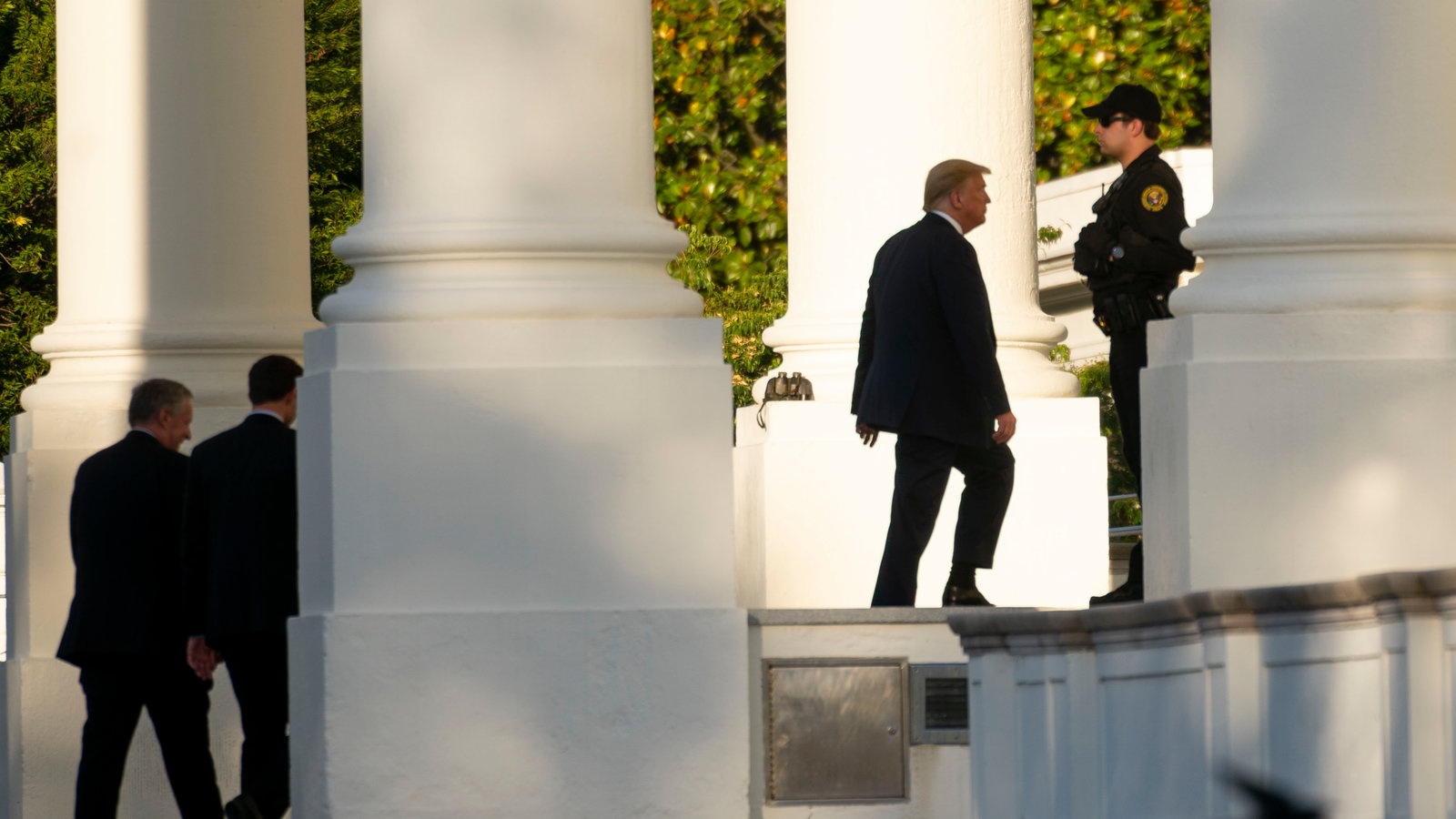 Trump xuong ham khi nguoi bieu tinh ben ngoai anh 1