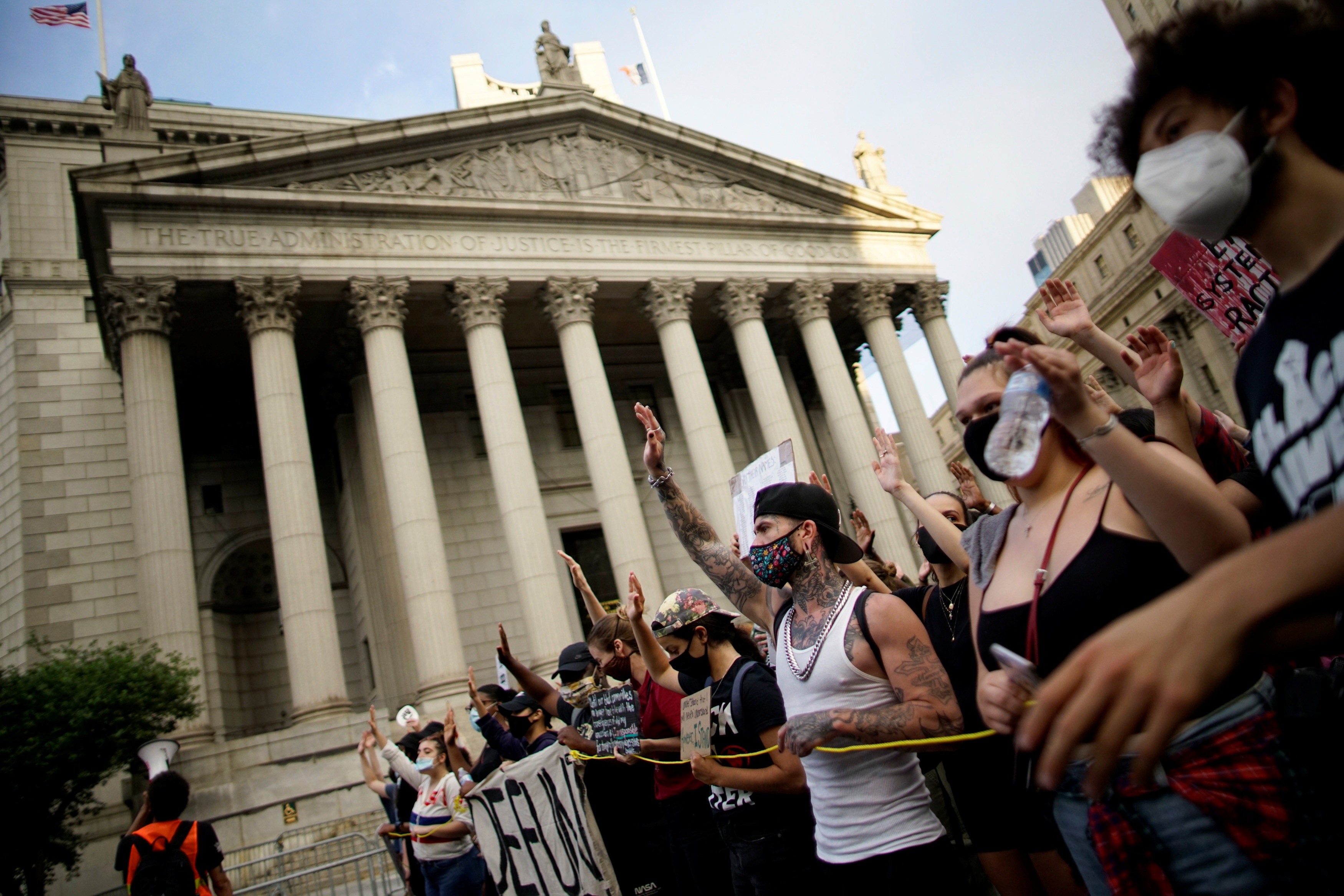 Lau Nam Goc ra lenh xem xet cach Ve binh Quoc gia My ung pho bieu tinh hinh anh