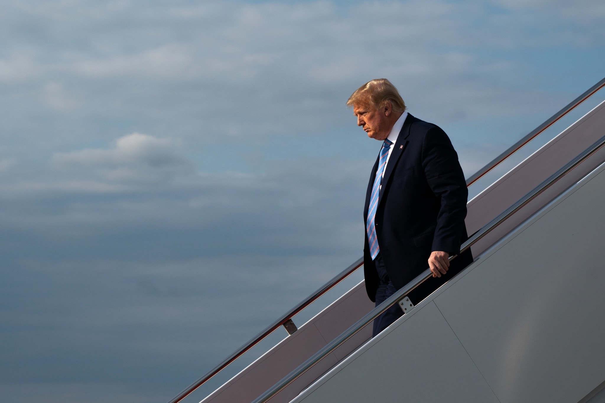 Chau gai TT Trump xuat ban sach anh 1