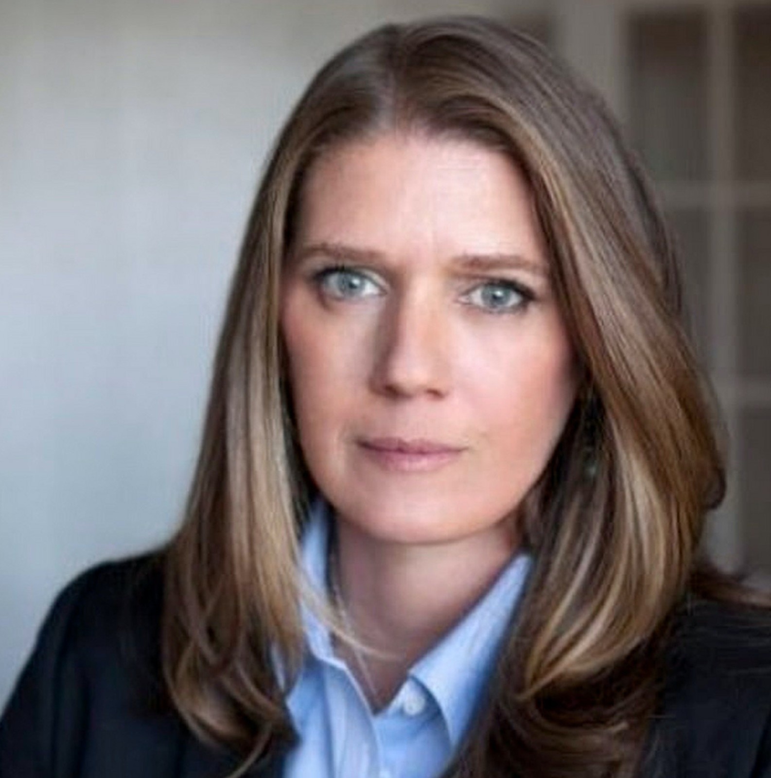 Chau gai TT Trump xuat ban sach anh 2