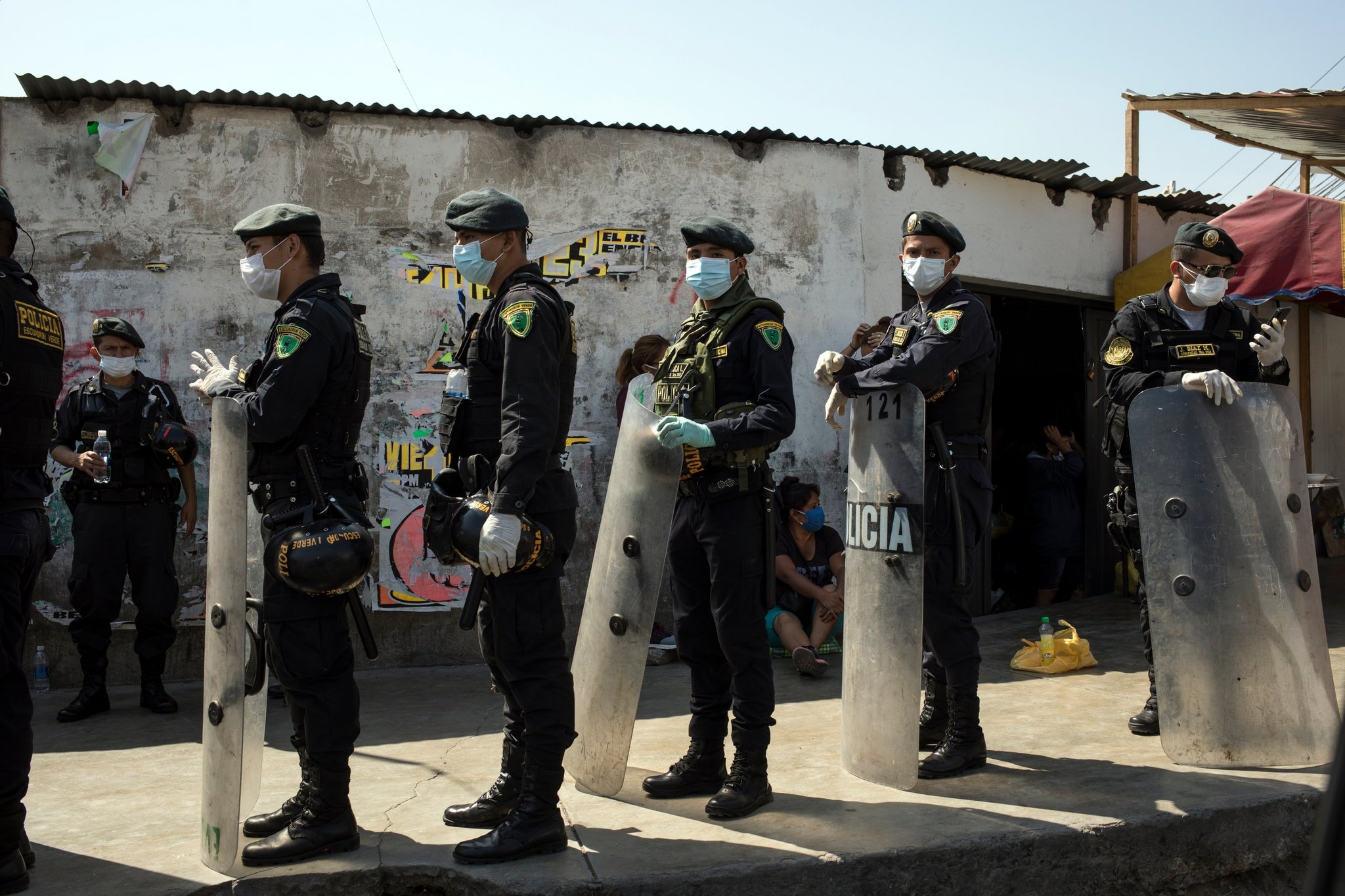 quan chuc My Latin tham nhung trong dai dich Covid-19 anh 2