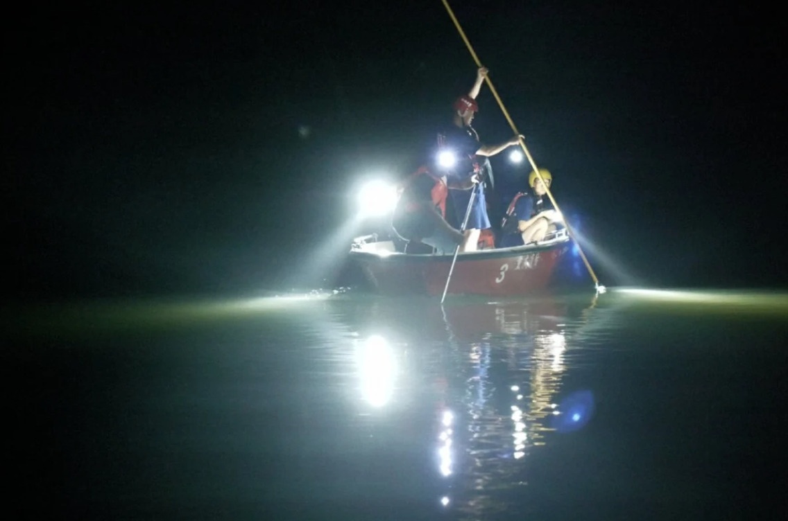 8 hoc sinh Trung Quoc chet duoi tren song hinh anh