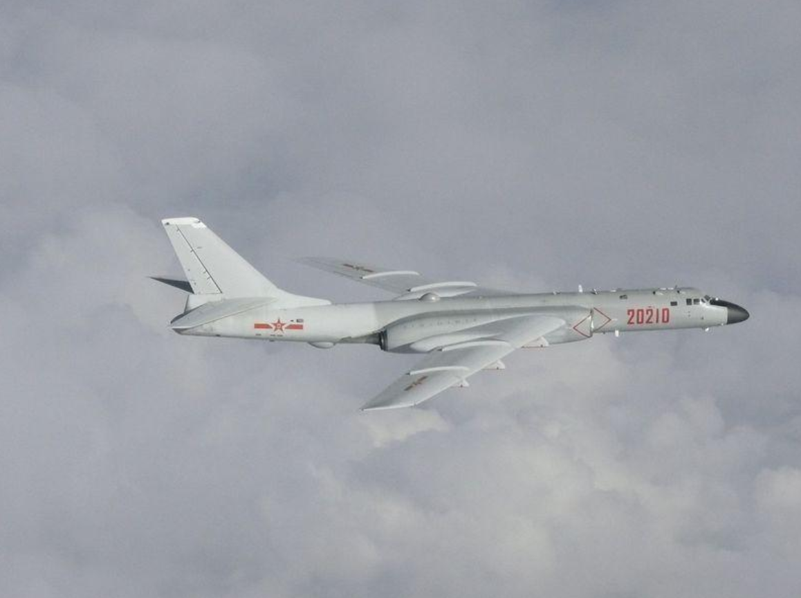 Dai Loan xuat kich chien dau co xua duoi may bay nem bom TQ ap sat hinh anh