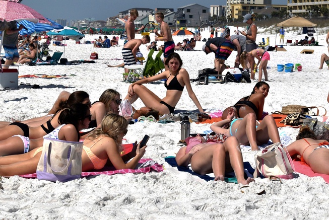 Ca nhiem Covid-19 o gioi tre tang vot tai cac bang mien Nam nuoc My hinh anh