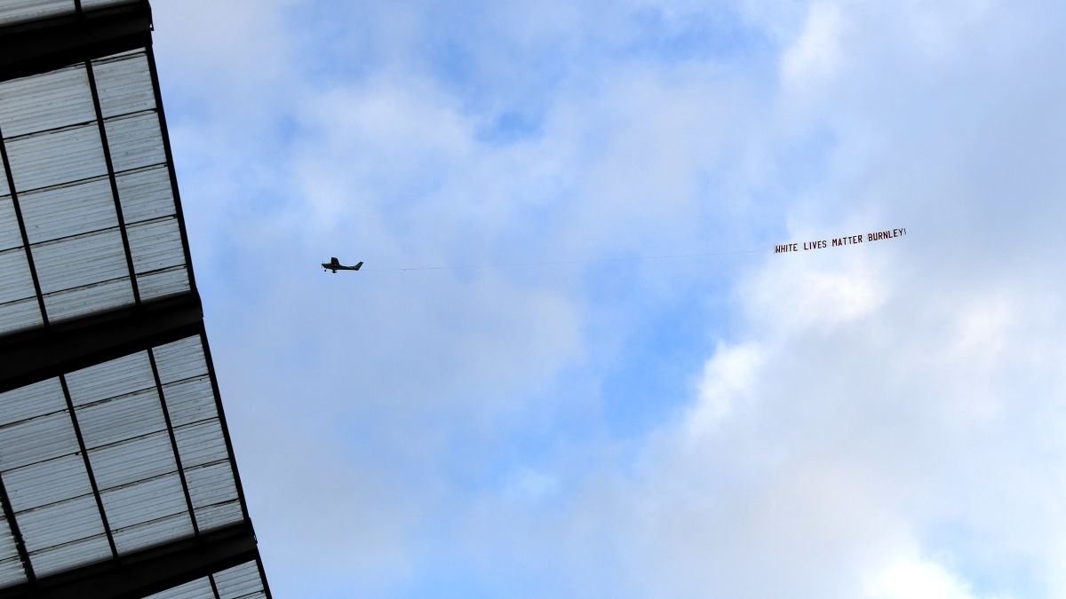 Bieu ngu ‘White Lives Matter’ bay truoc tran Manchester City - Burnley hinh anh