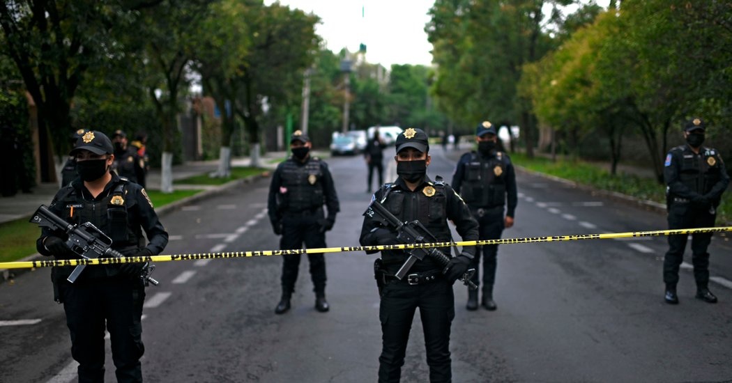 Canh sat truong Mexico City bi phuc kich, ban 3 phat vao dau hinh anh