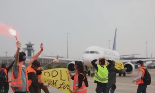 Nguoi bieu tinh xong vao san bay Paris, phan doi mo cua tro lai hinh anh