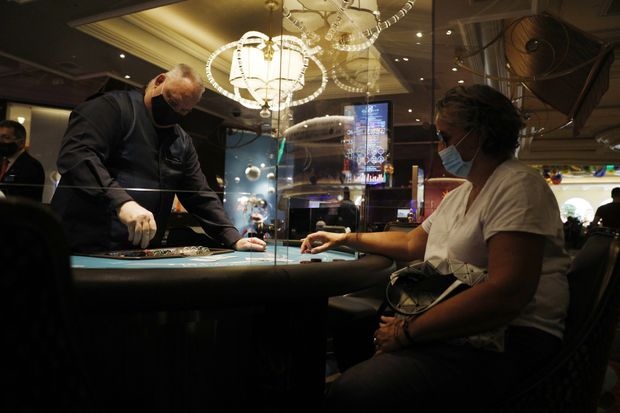 Nhan vien casino Las Vegas dong loat kien cong ty vi de lay lan dich hinh anh
