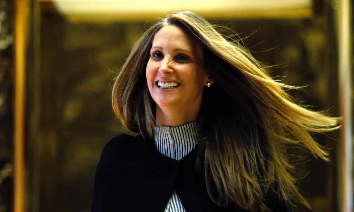 Cuu tro ly de nhat phu nhan My phat hanh sach ‘bom tan’ ve ba Melania hinh anh